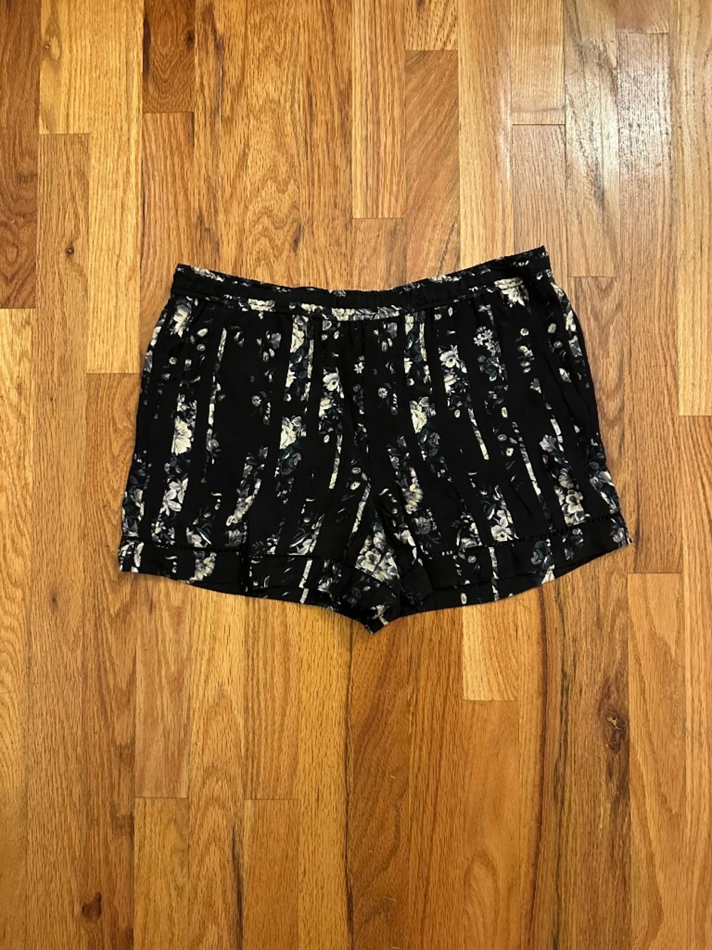 Club Monaco Size 2 Black Floral Print Shorts Pleated High Waist Dress Shorts